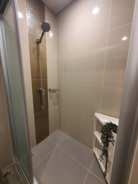room interior and bathroom of Ideo Ratchada-Sutthisan