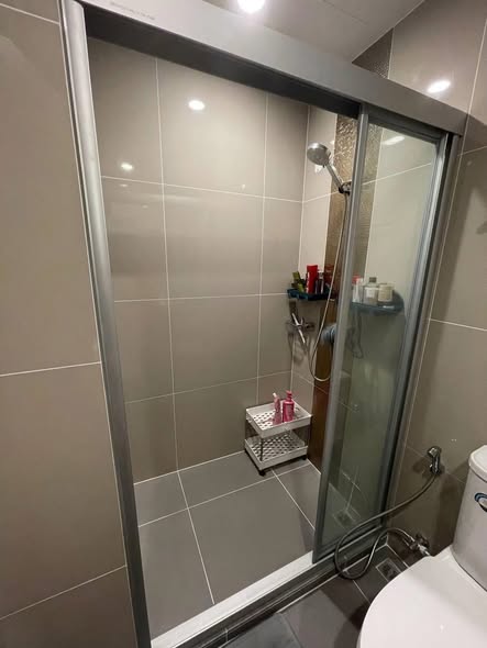 room interior and bathroom of Ideo Ratchada-Sutthisan