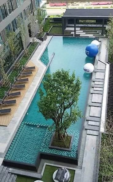 pool of Ideo Sathon-Tha Phra