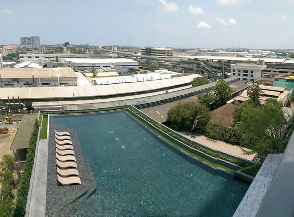 pool of IDEO Sukhumvit 115