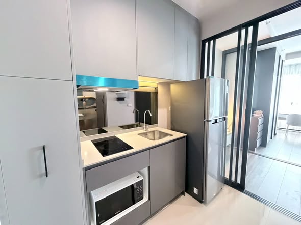 room interior and kitchen of IDEO Sukhumvit Rama 4 ไอดีโอ สุขุมวิท-พระราม 4
