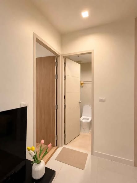 room interior and bathroom of Ideo Verve Sukhumvit
