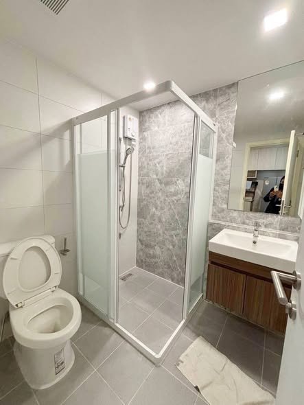 room interior and bathroom of Ivory Ratchada 32