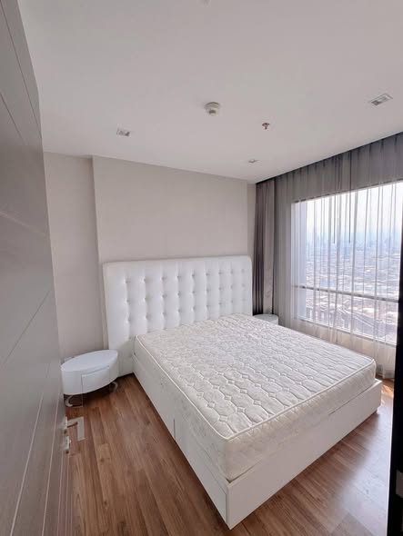 bedroom of Ivy Ampio