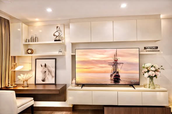 living room and bedroom of IVY THONGLOR