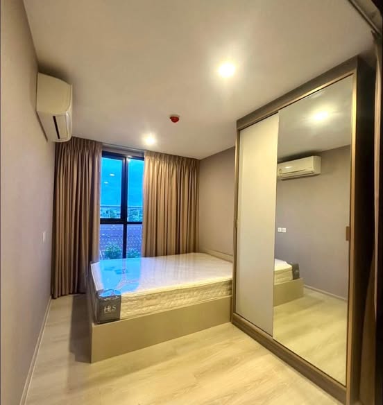 bedroom and room interior of Kensington 63