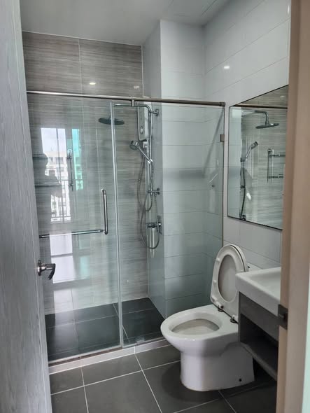 room interior and bathroom of KnightsBridge Collage – Ramkhamhaeng