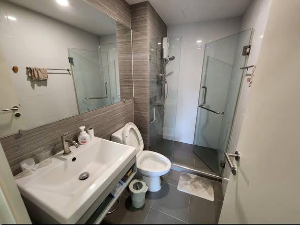room interior and bathroom of KnightsBridge Phaholyothin Interchange