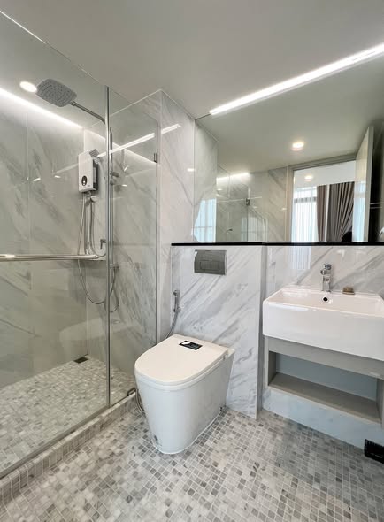 room interior and bathroom of KnightsBridge Prime Sathon
