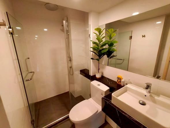 bathroom of KnightsBridge Space Rama9