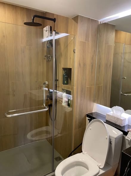 room interior and bathroom of KnightsBridge Space Ratchayothin