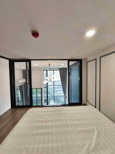 bedroom and room interior of KnightsBridge Space Sukhumvit-Rama 4