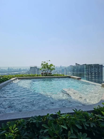 pool of KnightsBridge Space Sukhumvit-Rama 4