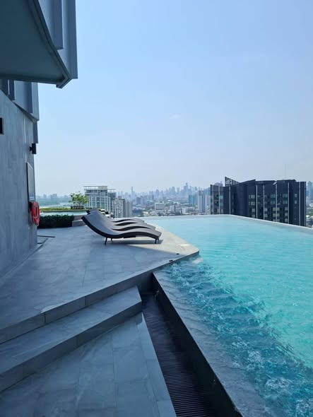 pool of KnightsBridge Space Sukhumvit-Rama 4