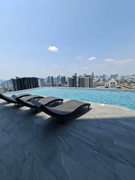 pool of KnightsBridge Space Sukhumvit-Rama 4