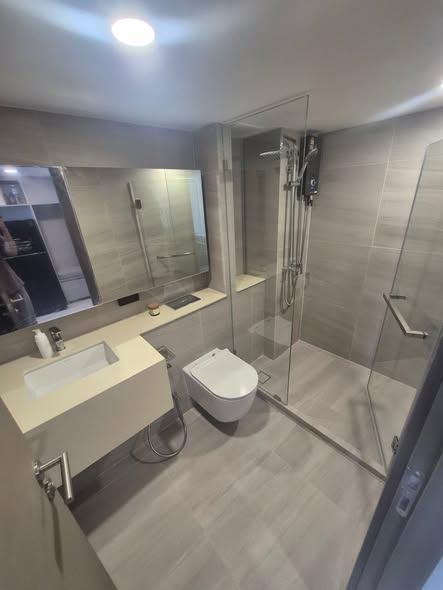 room interior and bathroom of KnightsBridge Space Sukhumvit-Rama 4
