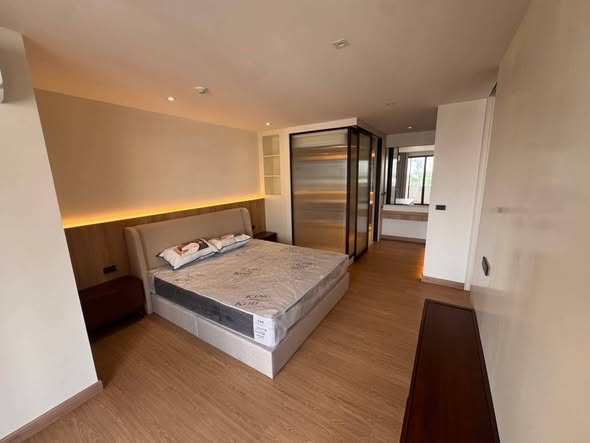 bedroom and room interior of Lake Avenue Condominium
