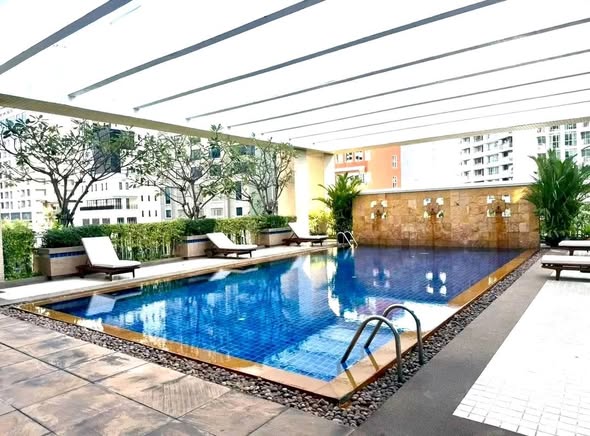 pool of Langsuan Ville