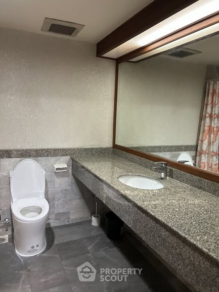 bathroom of Las Colinas
