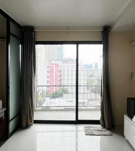 bedroom and room interior of Le Cote Sukhumvit 14