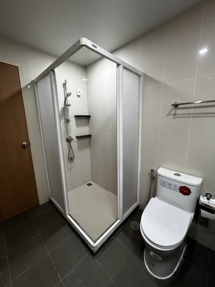 room interior and bathroom of Le Cote Sukhumvit 14
