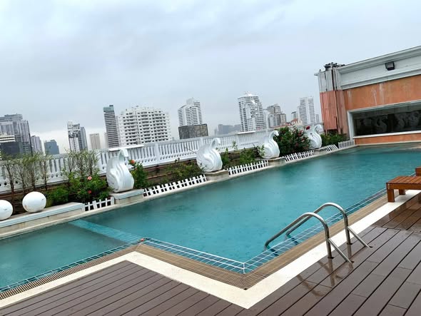 pool of LE NICE CONDO