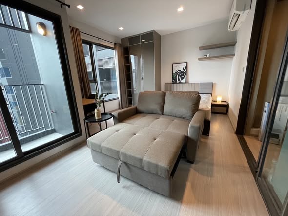 living room and bedroom of Life Asoke – Rama 9