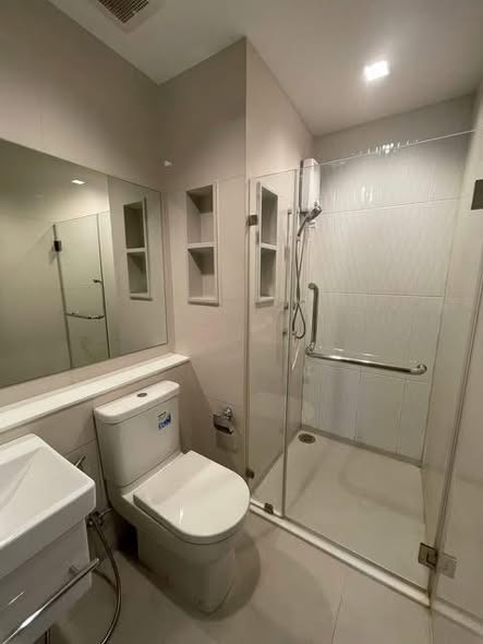 room interior and bathroom of Life Asoke – Rama 9