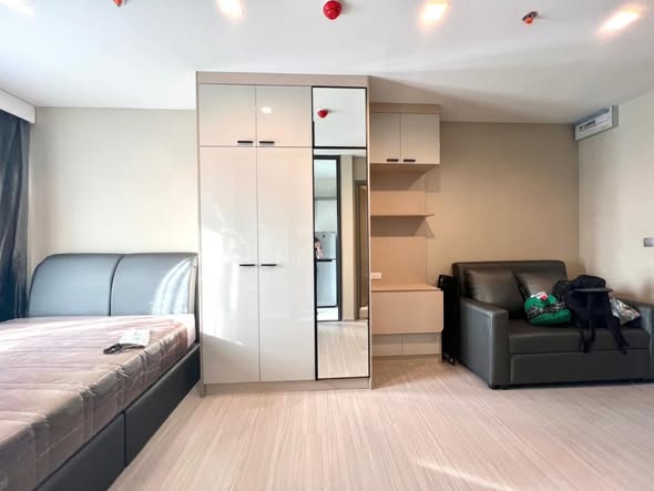 bedroom and room interior of Life Asoke Hype