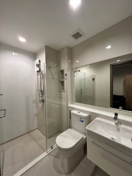 room interior and bathroom of Life Asoke Hype