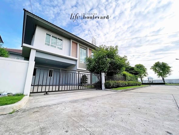 Life Bangkok Boulevard at Rangsit.