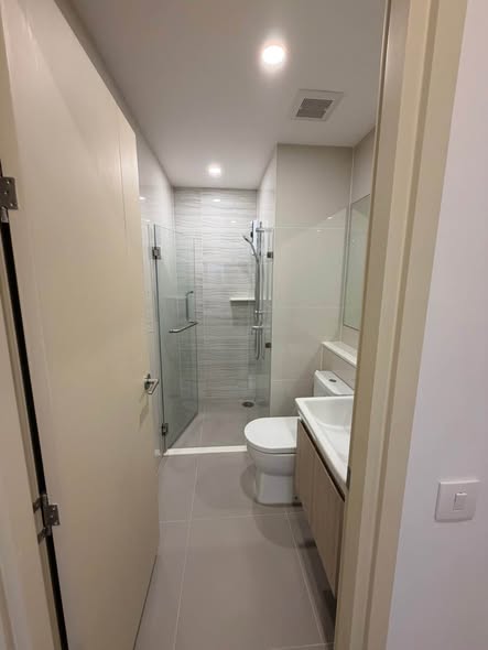 room interior and bathroom of Life Rama 4 – Asoke