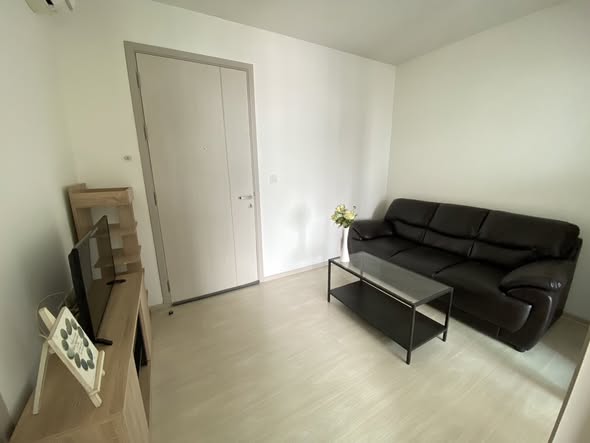 bedroom and room interior of Life Sukhumvit 48
