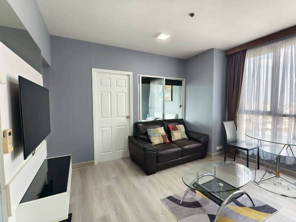 bedroom and living room of Life @ Sukhumvit 65