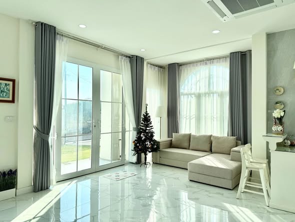 living room of บ้านเดี่ยวแต่งสวยพร้อมอยู่ทำเลทอง