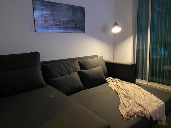 living room and bedroom of ห้องเช่าหัวมุม ร้านปุ๊กซาลอน