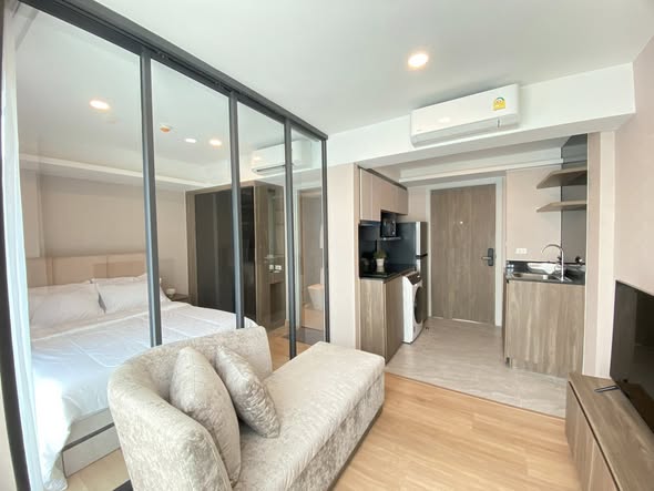 bedroom of LLoyd Soonvijai Condo
