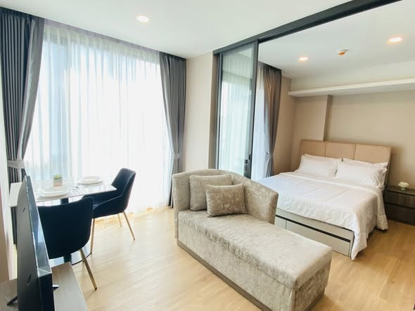 bedroom of LLoyd Soonvijai Condo