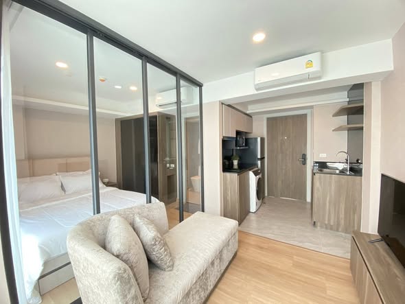 bedroom and room interior of LLoyd Soonvijai Condo