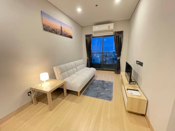 living room and bedroom of LPN Suite Dindaeng – Rachaprarop