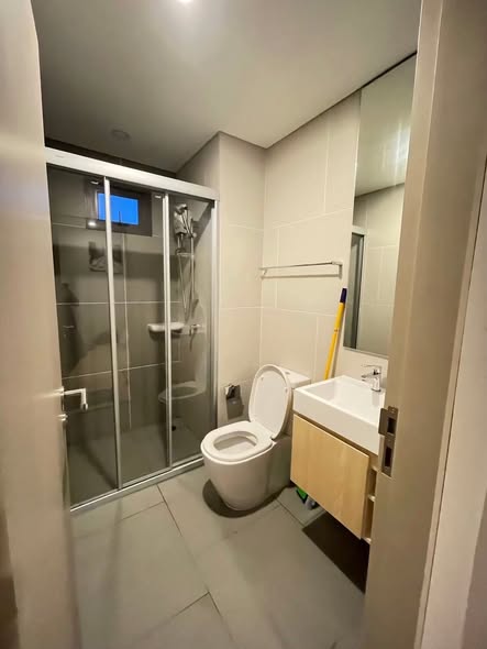 room interior and bathroom of LPN Suite Dindaeng – Rachaprarop