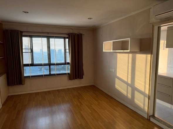 bedroom and room interior of Lumpini Place Phahon-Saphan Khwai