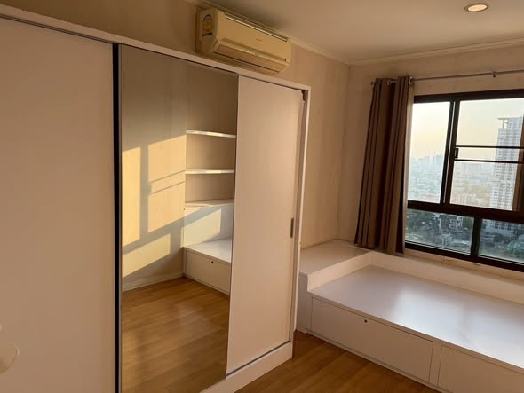bedroom and room interior of Lumpini Place Phahon-Saphan Khwai
