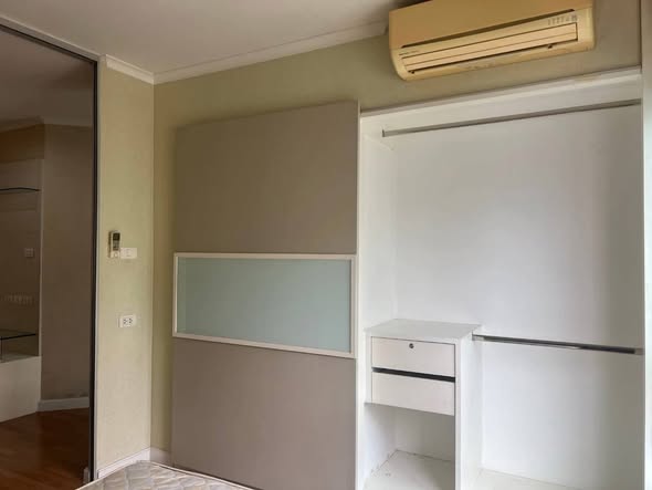 bedroom and room interior of Lumpini Place Ratchayotin