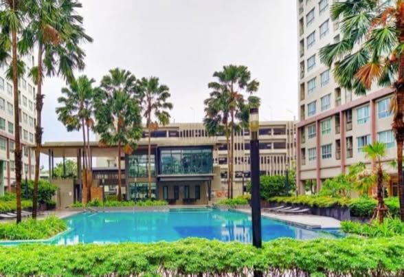 pool of Lumpini Place Ratchayotin