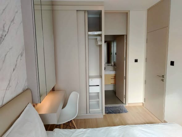 bedroom and room interior of Lumpini Suite Phetchaburi – Makkasan