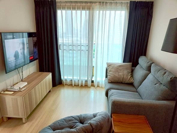 living room and bedroom of Lumpini Suite Phetchaburi – Makkasan