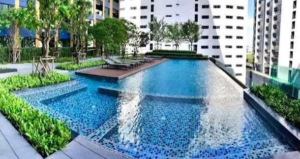 pool of Lumpini Suite Phetchaburi – Makkasan