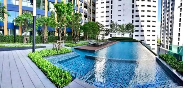 pool of Lumpini Suite Phetchaburi – Makkasan