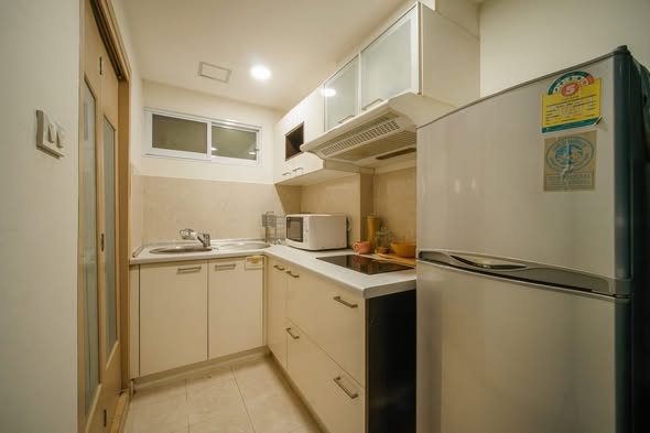kitchen of Lumpini Suite Sukhumvit 41